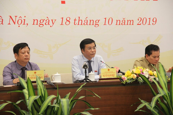 Tổng Thư ký Quốc hội Nguyễn Hạnh Phúc (giữa ảnh) chủ trì cuộc họp báo. Ảnh: Đỗ Thơm Tổng Thư ký Quốc hội Nguyễn Hạnh Phúc (giữa ảnh) chủ trì cuộc họp báo. Ảnh: Đỗ Thơm