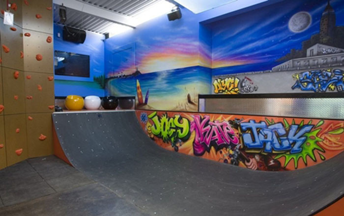 Tầng thấp nhất của biệt thự này có tên Air Lounge với hai rãnh chơi bowling, quán bar, sàn nhảy, tường leo đá nhân tạo, phòng spa và khu trượt máng. Tầng thấp nhất của biệt thự này có tên Air Lounge với hai rãnh chơi bowling, quán bar, sàn nhảy, tường leo đá nhân tạo, phòng spa và khu trượt máng.