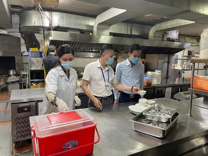 Kiểm tra việc tuân thủ các quy định bảo đảm an toàn thực phẩm tại một khách sạn trên địa bàn quận Hoàn Kiếm. Kiểm tra việc tuân thủ các quy định bảo đảm an toàn thực phẩm tại một khách sạn trên địa bàn quận Hoàn Kiếm.