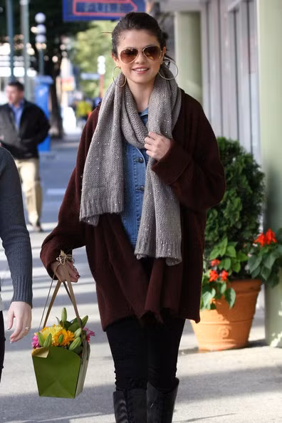 Selena Gomez trông thật khác biệt khi diện đồ đông tại Canada để thực hiện tour We Own the Night.