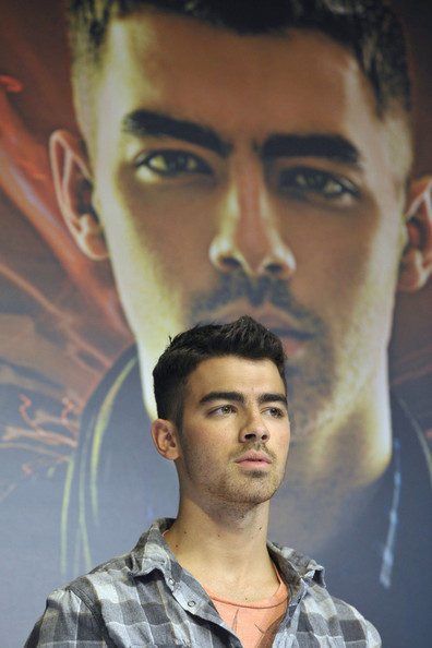 Joe Jonas biểu diễn tại Madrid để giới thiệu album mới của anh Fast Life Joe Jonas biểu diễn tại Madrid để giới thiệu album mới của anh Fast Life