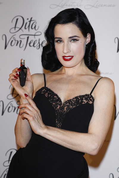 Dita Von Teese giới thiệu chai nước hoa mới của cô có tên Eau de Dita tại Berlin, Đức Dita Von Teese giới thiệu chai nước hoa mới của cô có tên Eau de Dita tại Berlin, Đức
