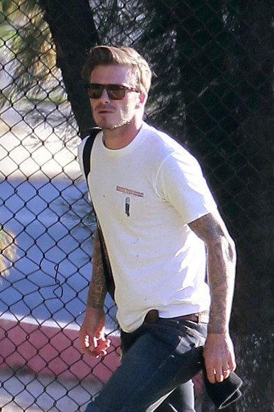 David Beckham đi một mình trên đường phố Los Angeles. David Beckham đi một mình trên đường phố Los Angeles.