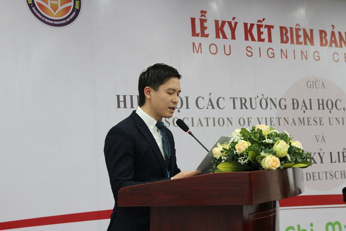 Thạc sĩ Trần Vi Li – Viện trưởng Viện Nghiên cứu, ứng dụng tâm lý trị liệu và Phát triển nguồn nhân lực phát biểu tham luận. Ảnh: Đỗ Thơm Thạc sĩ Trần Vi Li – Viện trưởng Viện Nghiên cứu, ứng dụng tâm lý trị liệu và Phát triển nguồn nhân lực phát biểu tham luận. Ảnh: Đỗ Thơm