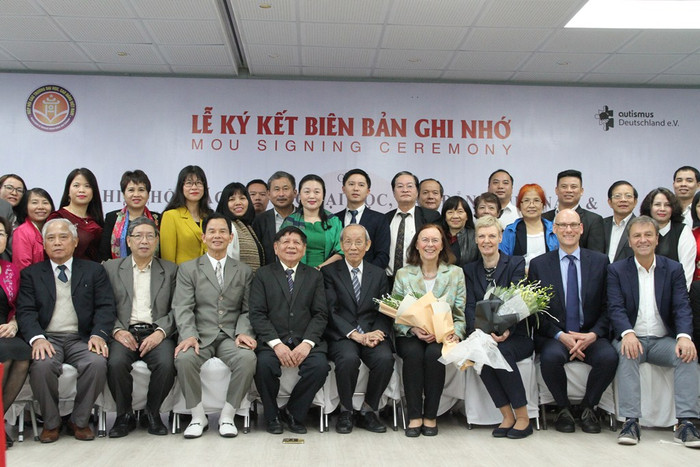 Các đại biểu tham dự tọa đàm chụp ảnh lưu niệm. Ảnh: Đỗ Thơm Các đại biểu tham dự tọa đàm chụp ảnh lưu niệm. Ảnh: Đỗ Thơm