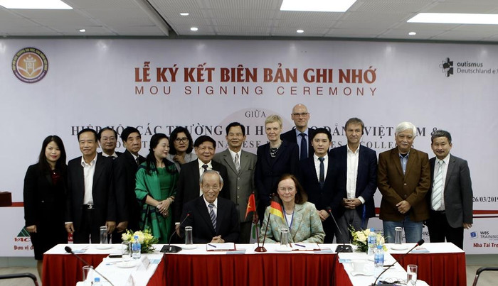 Giáo sư, Tiến sĩ Trần Hồng Quân – Chủ tịch Hiệp hội Các trường Đại học, Cao đẳng Việt Nam và bà Maria Kaminsky – Chủ tịch Hiệp hội tự kỷ Liên bang Đức ký biên bản ghi nhớ. Ảnh: Vương Anh Giáo sư, Tiến sĩ Trần Hồng Quân – Chủ tịch Hiệp hội Các trường Đại học, Cao đẳng Việt Nam và bà Maria Kaminsky – Chủ tịch Hiệp hội tự kỷ Liên bang Đức ký biên bản ghi nhớ. Ảnh: Vương Anh
