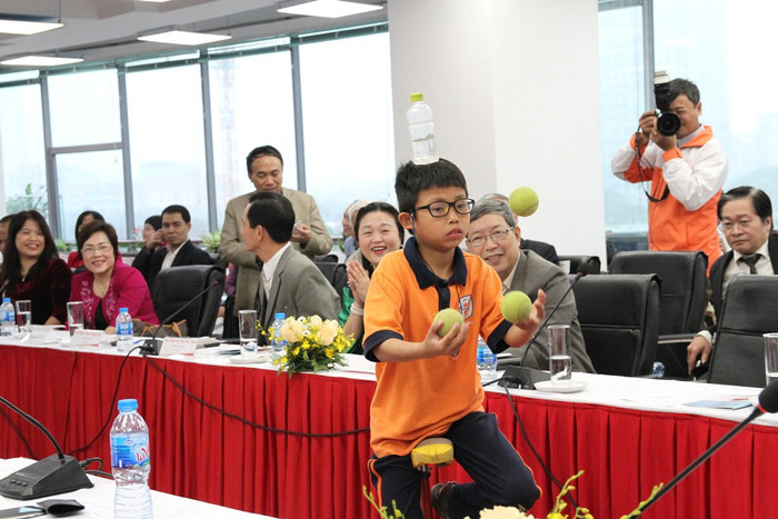 Màn biểu diễn đi xe đạp thăng bằng biểu diễn xiếc của em Hưng, một học sinh tại Trung tâm Tâm Việt nhận được sự thán phục từ các đại biểu. Ảnh: Đỗ Thơm Màn biểu diễn đi xe đạp thăng bằng biểu diễn xiếc của em Hưng, một học sinh tại Trung tâm Tâm Việt nhận được sự thán phục từ các đại biểu. Ảnh: Đỗ Thơm