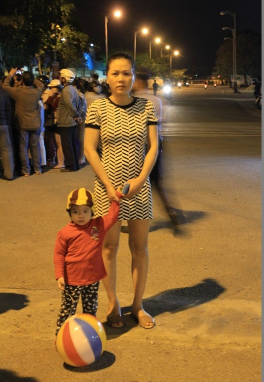 Hai mẹ con ra sân bay từ sớm với mong muốn sẽ nhìn thấy ông Thanh... Hai mẹ con ra sân bay từ sớm với mong muốn sẽ nhìn thấy ông Thanh...