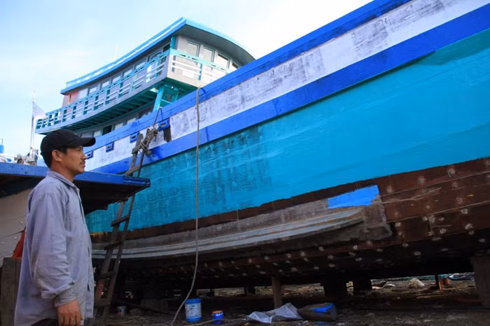 Theo anh Trần Văn Vốn cho biết, tàu cá này được đóng mới từ đầu tháng 8/2014 bằng gỗ sến mủ (một loại gỗ chịu sóng gió rất tốt) với tổng trị giá khoảng 7 tỷ đồng, bao gồm cả ngư lưới cụ.