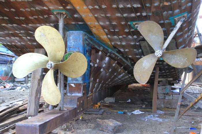 Phía dưới con tàu gồm có hai hệ thống chân vịt, một chính, một phụ. Theo anh Vốn, sở dĩ phải lắp thêm chân vịt phụ vì phòng khi chân vịt chính hỏng và để tăng tốc khi cần thiết. Phía dưới con tàu gồm có hai hệ thống chân vịt, một chính, một phụ. Theo anh Vốn, sở dĩ phải lắp thêm chân vịt phụ vì phòng khi chân vịt chính hỏng và để tăng tốc khi cần thiết.