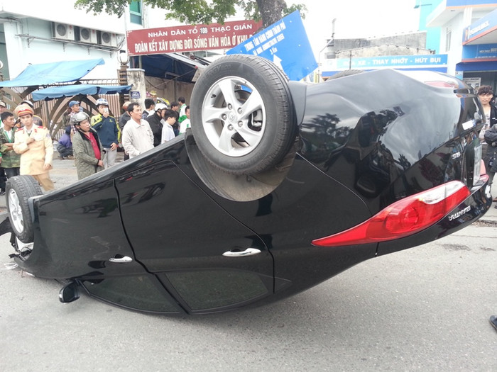 Nhiều người chứng kiến vụ tai nạn không hiểu vì sao tài xế xe ô tô 4 chỗ lại điều khiển xe một cách kỳ lạ như vậy?. Ảnh Thùy Linh Nhiều người chứng kiến vụ tai nạn không hiểu vì sao tài xế xe ô tô 4 chỗ lại điều khiển xe một cách kỳ lạ như vậy?. Ảnh Thùy Linh