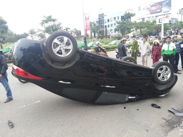 Xe ô tô 4 chỗ sau khi tông tài xế xe ôm và cột biển báo thì lật chỏng vó 4 bánh lên trời. Ảnh Thùy Linh Xe ô tô 4 chỗ sau khi tông tài xế xe ôm và cột biển báo thì lật chỏng vó 4 bánh lên trời. Ảnh Thùy Linh