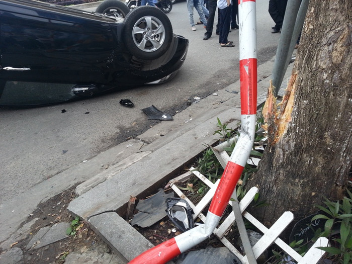 Vết tích của xe ô tô 4 chỗ tông vào cột biển báo. Ảnh Thùy Linh Vết tích của xe ô tô 4 chỗ tông vào cột biển báo. Ảnh Thùy Linh