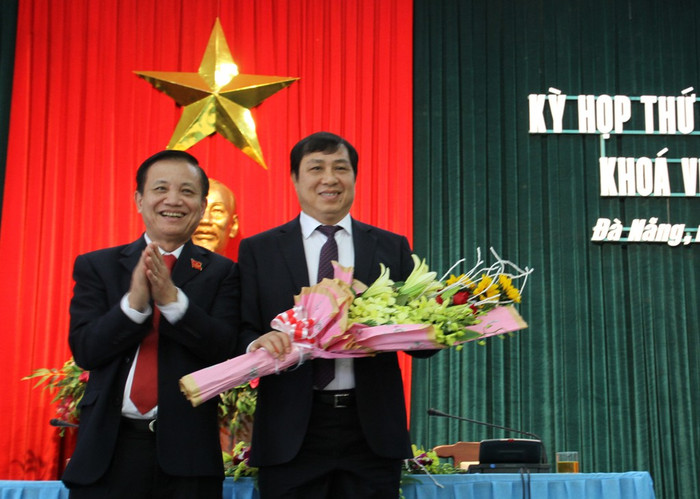 Ông Trần Thọ, Bí thư Thành ủy Đà Nẵng tặng hoa chúc mừng tân Chủ tịch UBND TP Đà Nẵng Huỳnh Đức Thơ. Ảnh Thùy Linh Ông Trần Thọ, Bí thư Thành ủy Đà Nẵng tặng hoa chúc mừng tân Chủ tịch UBND TP Đà Nẵng Huỳnh Đức Thơ. Ảnh Thùy Linh