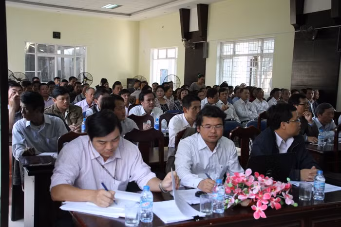 Các hộ dân bị ảnh hưởng từ khi thành phố xây dựng cầu vượt ngã ba Huế tại buổi đối thoại