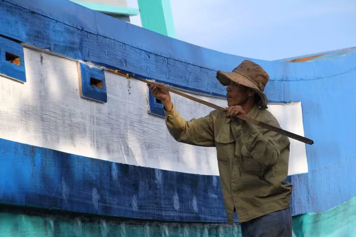 Hiện con tàu đang được các thợ sơn bề ngoài, hoàn thiện các khâu cuối cùng để đến khoảng trung tuần cuối tháng 1/2015 sẽ hạ thủy, thẳng tiến ra ngư trường Hoàng Sa đánh bắt hải sản, góp phần bảo vệ chủ quyền.