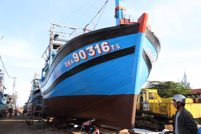 Đầu tháng 1/2015, tại các cơ sở đóng tàu ở quận Sơn Trà, Đà Nẵng, nhiều tàu cá có công suất lớn từ 500-1.000 CV được ngư dân các tỉnh miền Trung đóng mới, sửa chữa để chuẩn bị tiến ra vùng biển Hoàng Sa, Trường Sa đánh bắt hải sản, góp phần bảo vệ chủ quyền.