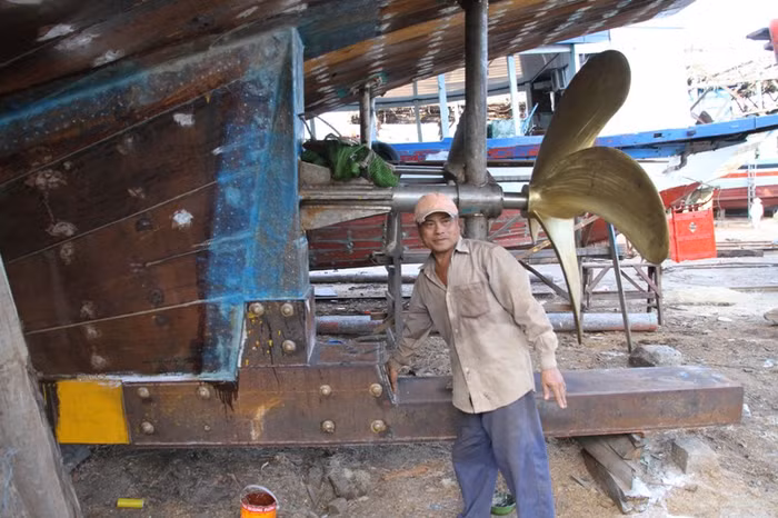 Một số thợ đóng tàu cho biết, đây là một trong những con tàu được đóng "khủng" nhất từ trước tới nay.