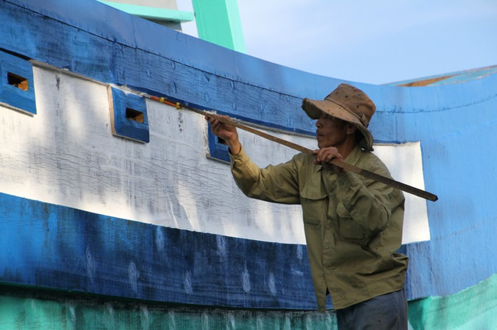 Hiện con tàu đang được các thợ sơn bề ngoài, hoàn thiện các khâu cuối cùng để đến khoảng trung tuần cuối tháng 1/2015 sẽ hạ thủy, thẳng tiến ra ngư trường Hoàng Sa đánh bắt hải sản, góp phần bảo vệ chủ quyền. Hiện con tàu đang được các thợ sơn bề ngoài, hoàn thiện các khâu cuối cùng để đến khoảng trung tuần cuối tháng 1/2015 sẽ hạ thủy, thẳng tiến ra ngư trường Hoàng Sa đánh bắt hải sản, góp phần bảo vệ chủ quyền.