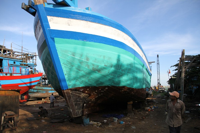 Đáng chú ý nhất là tàu cá vỏ gỗ được đóng mới theo mẫu tàu cá Thái Lan đang được ngư dân Trần Văn Vốn (trú quận Thanh Khê, Đà Nẵng - chủ tàu cá ĐNa 90152TS bị tàu Trung Quốc đâm chìm trên vùng biển Hoàng Sa vào chiều ngày 26/5/2014) hoàn thiện. Đáng chú ý nhất là tàu cá vỏ gỗ được đóng mới theo mẫu tàu cá Thái Lan đang được ngư dân Trần Văn Vốn (trú quận Thanh Khê, Đà Nẵng - chủ tàu cá ĐNa 90152TS bị tàu Trung Quốc đâm chìm trên vùng biển Hoàng Sa vào chiều ngày 26/5/2014) hoàn thiện.