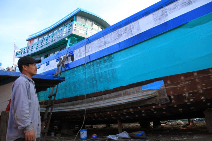 Theo anh Trần Văn Vốn cho biết, tàu cá này được đóng mới từ đầu tháng 8/2014 bằng gỗ sến mủ (một loại gỗ chịu sóng gió rất tốt) với tổng trị giá khoảng 7 tỷ đồng, bao gồm cả ngư lưới cụ. Theo anh Trần Văn Vốn cho biết, tàu cá này được đóng mới từ đầu tháng 8/2014 bằng gỗ sến mủ (một loại gỗ chịu sóng gió rất tốt) với tổng trị giá khoảng 7 tỷ đồng, bao gồm cả ngư lưới cụ.