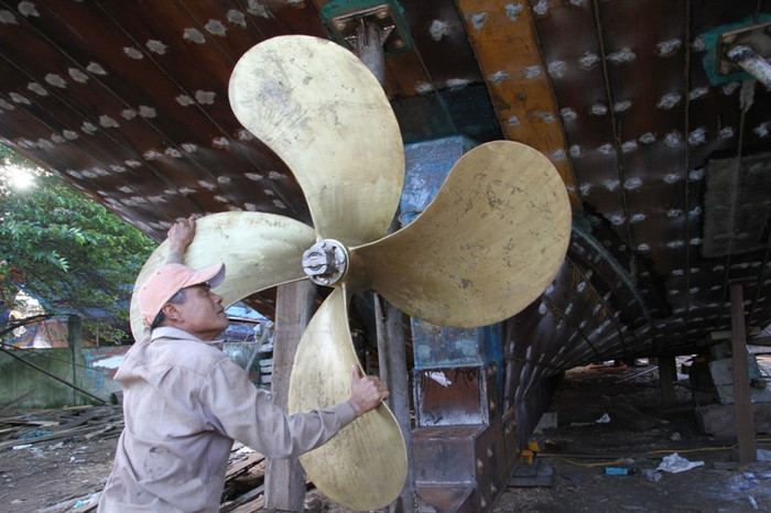 Chân vịt chính này được làm bằng đồng, có trọng lượng hơn 2 tạ. Chân vịt chính này được làm bằng đồng, có trọng lượng hơn 2 tạ.