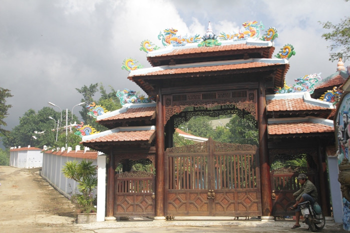 Cổng chính vào "biệt phủ" của đại gia Ngô Văn Quang. Ảnh Thùy Linh Cổng chính vào "biệt phủ" của đại gia Ngô Văn Quang. Ảnh Thùy Linh