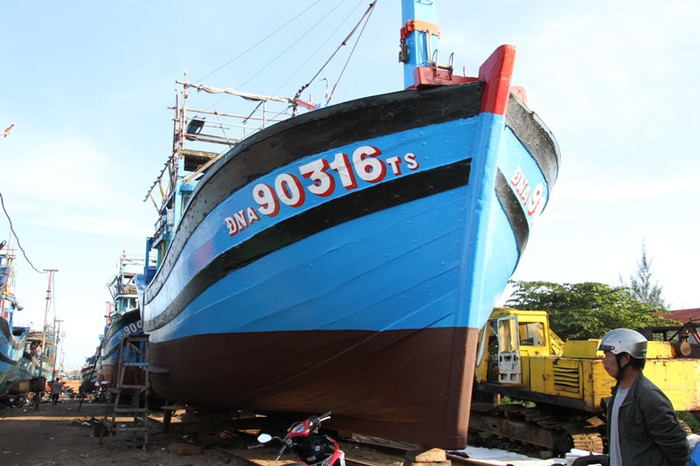 Đầu tháng 1/2015, tại các cơ sở đóng tàu ở quận Sơn Trà, Đà Nẵng, nhiều tàu cá có công suất lớn từ 500-1.000 CV được ngư dân các tỉnh miền Trung đóng mới, sửa chữa để chuẩn bị tiến ra vùng biển Hoàng Sa, Trường Sa đánh bắt hải sản, góp phần bảo vệ chủ quyền. Đầu tháng 1/2015, tại các cơ sở đóng tàu ở quận Sơn Trà, Đà Nẵng, nhiều tàu cá có công suất lớn từ 500-1.000 CV được ngư dân các tỉnh miền Trung đóng mới, sửa chữa để chuẩn bị tiến ra vùng biển Hoàng Sa, Trường Sa đánh bắt hải sản, góp phần bảo vệ chủ quyền.