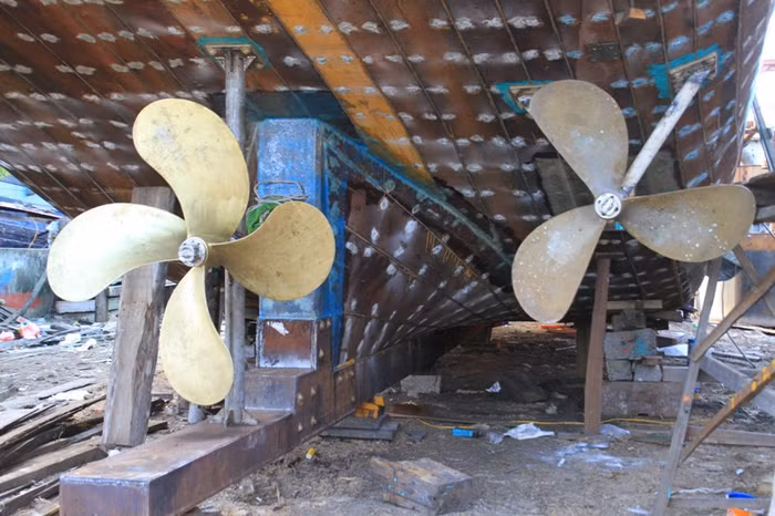 Phía dưới con tàu gồm có hai hệ thống chân vịt, một chính, một phụ. Theo anh Vốn, sở dĩ phải lắp thêm chân vịt phụ vì phòng khi chân vịt chính hỏng và để tăng tốc khi cần thiết.