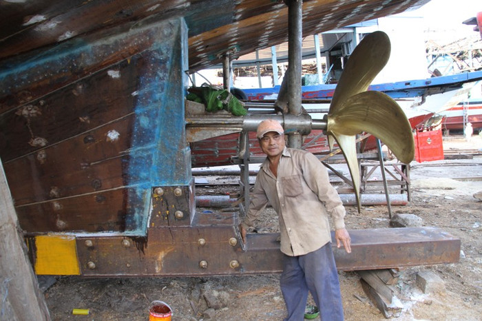 Một số thợ đóng tàu cho biết, đây là một trong những con tàu được đóng "khủng" nhất từ trước tới nay. Một số thợ đóng tàu cho biết, đây là một trong những con tàu được đóng "khủng" nhất từ trước tới nay.