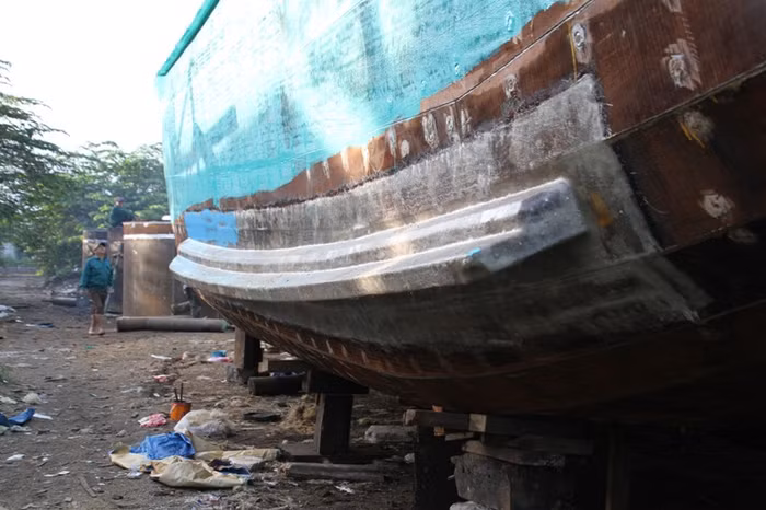 Hai bên mạn tàu...