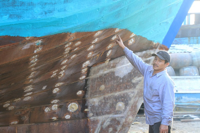 Để đóng con tàu này, vợ chồng anh Trần Văn Vốn vay khoảng 5 tỷ đồng. “Cuối tháng 5/2014, anh em chúng tôi đánh bắt hải sản trên vùng biển Hoàng Sa của Việt Nam bị tàu Trung Quốc vô cớ đâm chìm, anh em lao động may mắn thoát chết nhưng không làm chúng tôi nhụt chí. Lần này tôi quyết định liều mình đóng tàu lớn hơn, vững chắc hơn để anh em tiếp tục bám ngư trường truyền thống Hoàng Sa, góp phần bảo vệ chủ quyền”, anh Vốn tâm sự. Để đóng con tàu này, vợ chồng anh Trần Văn Vốn vay khoảng 5 tỷ đồng. “Cuối tháng 5/2014, anh em chúng tôi đánh bắt hải sản trên vùng biển Hoàng Sa của Việt Nam bị tàu Trung Quốc vô cớ đâm chìm, anh em lao động may mắn thoát chết nhưng không làm chúng tôi nhụt chí. Lần này tôi quyết định liều mình đóng tàu lớn hơn, vững chắc hơn để anh em tiếp tục bám ngư trường truyền thống Hoàng Sa, góp phần bảo vệ chủ quyền”, anh Vốn tâm sự.