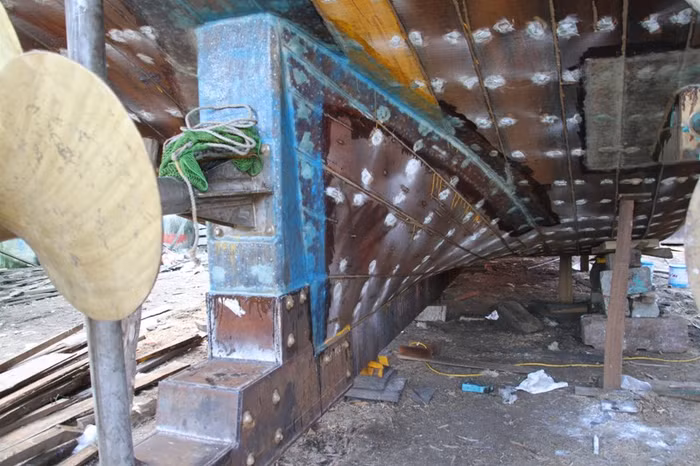 ...dưới đáy tàu.