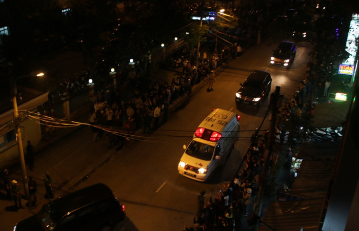 Xe cứu thương chở ông Nguyễn Bá Thanh từ sân bay quốc tế Đà Nẵng về Bệnh viện Đà Nẵng an toàn. Ảnh Thùy Linh