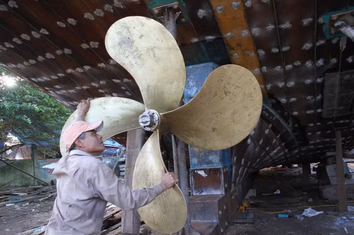 Chân vịt chính này được làm bằng đồng, có trọng lượng hơn 2 tạ.