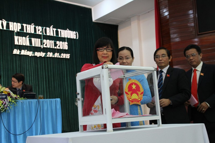 Các đại biểu HĐND TP Đà Nẵng bỏ phiếu bầu chức danh Chủ tịch UBND TP Đà Nẵng. Ảnh Thùy Linh Các đại biểu HĐND TP Đà Nẵng bỏ phiếu bầu chức danh Chủ tịch UBND TP Đà Nẵng. Ảnh Thùy Linh