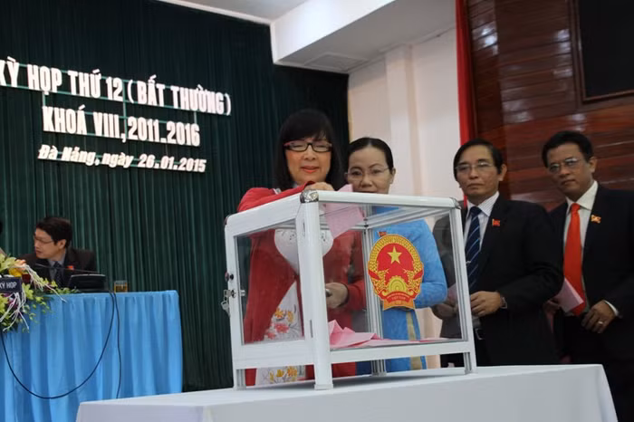 Các đại biểu HĐND TP Đà Nẵng bỏ phiếu bầu chức danh Chủ tịch UBND TP Đà Nẵng. Ảnh Thùy Linh Các đại biểu HĐND TP Đà Nẵng bỏ phiếu bầu chức danh Chủ tịch UBND TP Đà Nẵng. Ảnh Thùy Linh