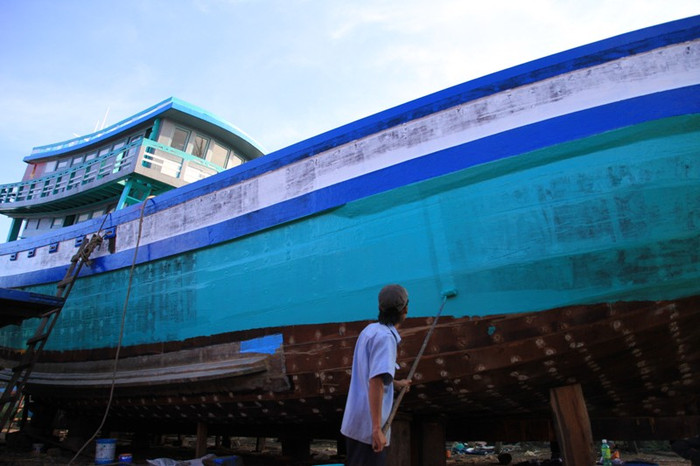 Tàu cá đóng theo mẫu Thái Lan này có chiều cao 3,5m, dài 21,5m, rộng 6,2m. Tổng công suất hơn 1.000CV. Tàu cá đóng theo mẫu Thái Lan này có chiều cao 3,5m, dài 21,5m, rộng 6,2m. Tổng công suất hơn 1.000CV.