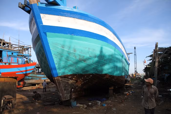 Đáng chú ý nhất là tàu cá vỏ gỗ được đóng mới theo mẫu tàu cá Thái Lan đang được ngư dân Trần Văn Vốn (trú quận Thanh Khê, Đà Nẵng - chủ tàu cá ĐNa 90152TS bị tàu Trung Quốc đâm chìm trên vùng biển Hoàng Sa vào chiều ngày 26/5/2014) hoàn thiện.