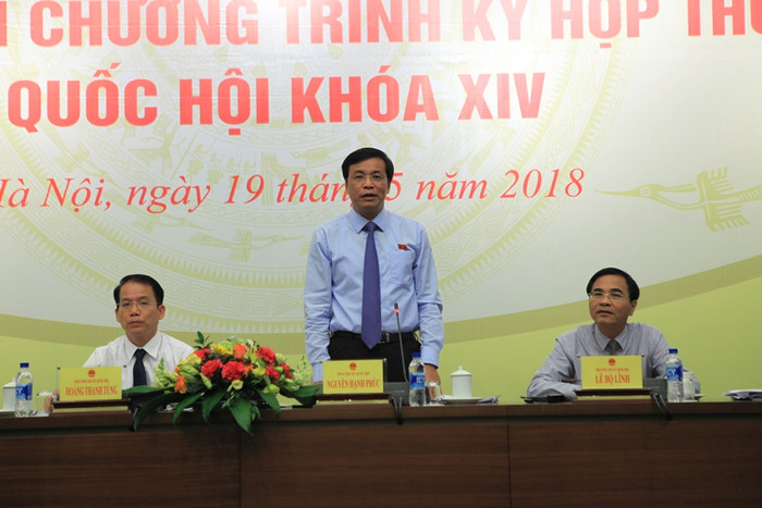 Tổng Thư ký Quốc hội Nguyễn Hạnh Phúc trả lời các câu hỏi báo chí. Tổng Thư ký Quốc hội Nguyễn Hạnh Phúc trả lời các câu hỏi báo chí.