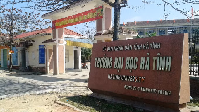 Dù không được các cơ quan có thẩm quyền đồng ý nhưng Đại học Hà Tĩnh vẫn tự ý thuê 5 địa điểm để tổ chức tuyển sinh, đào tạo. (Ảnh: Tuổi trẻ)