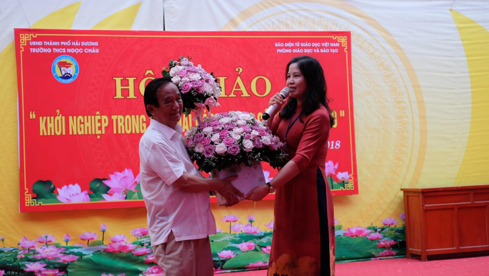 Hiệu trưởng Phạm Thanh Nga đã tặng hoa và gửi lời cảm ơn Giáo sư Nguyễn Lân Dũng và Báo điện tử Giáo dục Việt Nam. (Ảnh: LC) Hiệu trưởng Phạm Thanh Nga đã tặng hoa và gửi lời cảm ơn Giáo sư Nguyễn Lân Dũng và Báo điện tử Giáo dục Việt Nam. (Ảnh: LC)