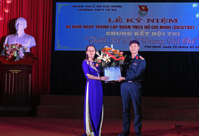 Cô giáo, Bí thư đoàn trường trung học phổ thông Tử Đà Bùi Thị Hương nhận hoa chúc mừng trong ngày kỷ niệm ngày thành lập đoàn 26/3. (Ảnh: Đoàn trường Tử Đà) Cô giáo, Bí thư đoàn trường trung học phổ thông Tử Đà Bùi Thị Hương nhận hoa chúc mừng trong ngày kỷ niệm ngày thành lập đoàn 26/3. (Ảnh: Đoàn trường Tử Đà)