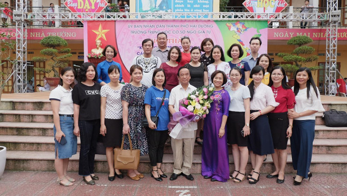 Giáo sư Nguyễn Lân Dũng chụp ảnh với tập thể cán bộ giáo viên trường Ngô Gia Tự. (Ảnh:LC) Giáo sư Nguyễn Lân Dũng chụp ảnh với tập thể cán bộ giáo viên trường Ngô Gia Tự. (Ảnh:LC)