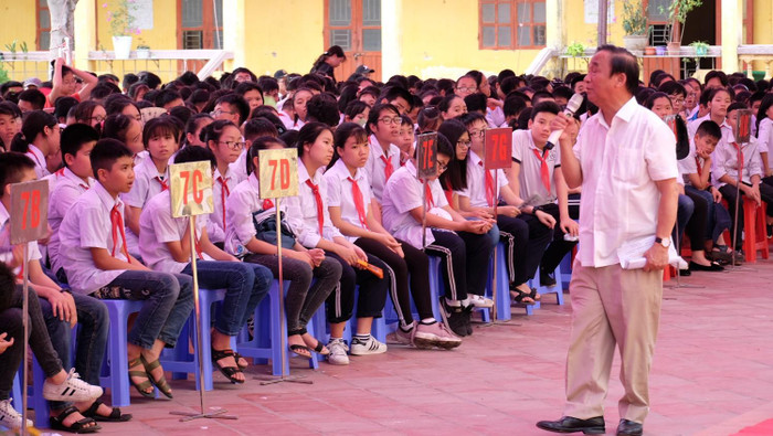 Câu chuyện về cuộc đời làm khoa học của Giáo sư Nguyễn Lân Dũng đã thu hút sự chú ý rất lớn của các em. (Ảnh: LC) Câu chuyện về cuộc đời làm khoa học của Giáo sư Nguyễn Lân Dũng đã thu hút sự chú ý rất lớn của các em. (Ảnh: LC)