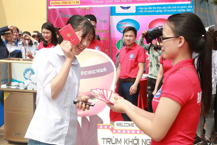 Hoạt động tư vấn tuyển sinh của Đại học Khoa Học Thái Nguyên (Ảnh: http://tnus.edu.vn) Hoạt động tư vấn tuyển sinh của Đại học Khoa Học Thái Nguyên (Ảnh: http://tnus.edu.vn)
