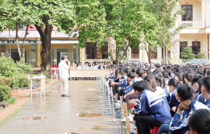 Học sinh trường Tử Đà nghe nhà giáo nhân dân Nguyễn Lân Dũng nói chuyện trong buổi hội thảo "Khởi nghiệp trong thời đại công nghệ 4.0"(Ảnh: LC) Học sinh trường Tử Đà nghe nhà giáo nhân dân Nguyễn Lân Dũng nói chuyện trong buổi hội thảo "Khởi nghiệp trong thời đại công nghệ 4.0"(Ảnh: LC)