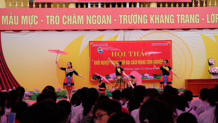 Tiết mục văn nghệ chào mừng do các em trường Trung học cơ sở Ngọc Châu thể hiện. (Ảnh: LC) Tiết mục văn nghệ chào mừng do các em trường Trung học cơ sở Ngọc Châu thể hiện. (Ảnh: LC)