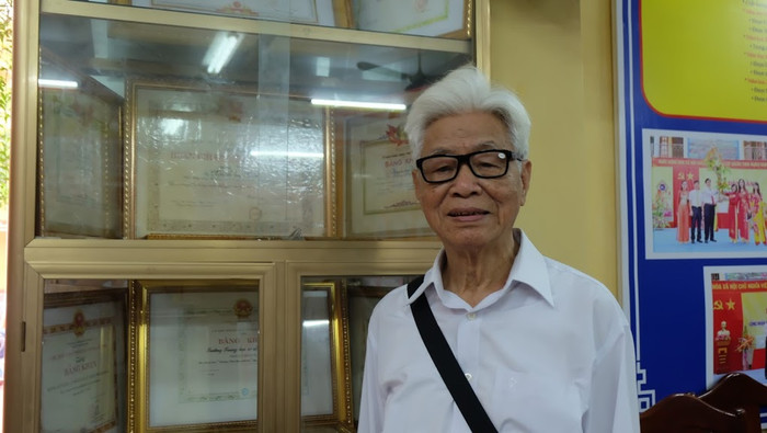 Thầy giáo Nguyễn Huy Khoát bên huân chương do chủ tịch nước Hồ Chí Minh trao tặng vì những thành tích trong sự nghiệp giáo dục. (Ảnh: LC) Thầy giáo Nguyễn Huy Khoát bên huân chương do chủ tịch nước Hồ Chí Minh trao tặng vì những thành tích trong sự nghiệp giáo dục. (Ảnh: LC)