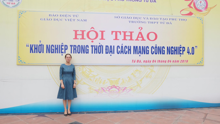 Cô giáo Bùi Thị Hương bên lề cuộc hội thảo "Khởi nghiệp trong thời đại các mạng công nghiệp 4.0". (Ảnh: LC) Cô giáo Bùi Thị Hương bên lề cuộc hội thảo "Khởi nghiệp trong thời đại các mạng công nghiệp 4.0". (Ảnh: LC)